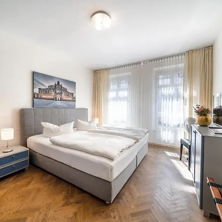 Muenzgasse An Der Frauenkirche